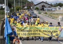El pelotón de manifestantes en su recorrido de este sábado por Argoños.