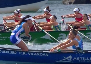 Lara Fernández, la patrona de Astillero (en primer término) da instrucciones a su tripulación,