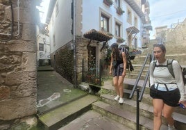 Unas turistas bajan por una de las callejuelas con historia que se quieren restaurar.