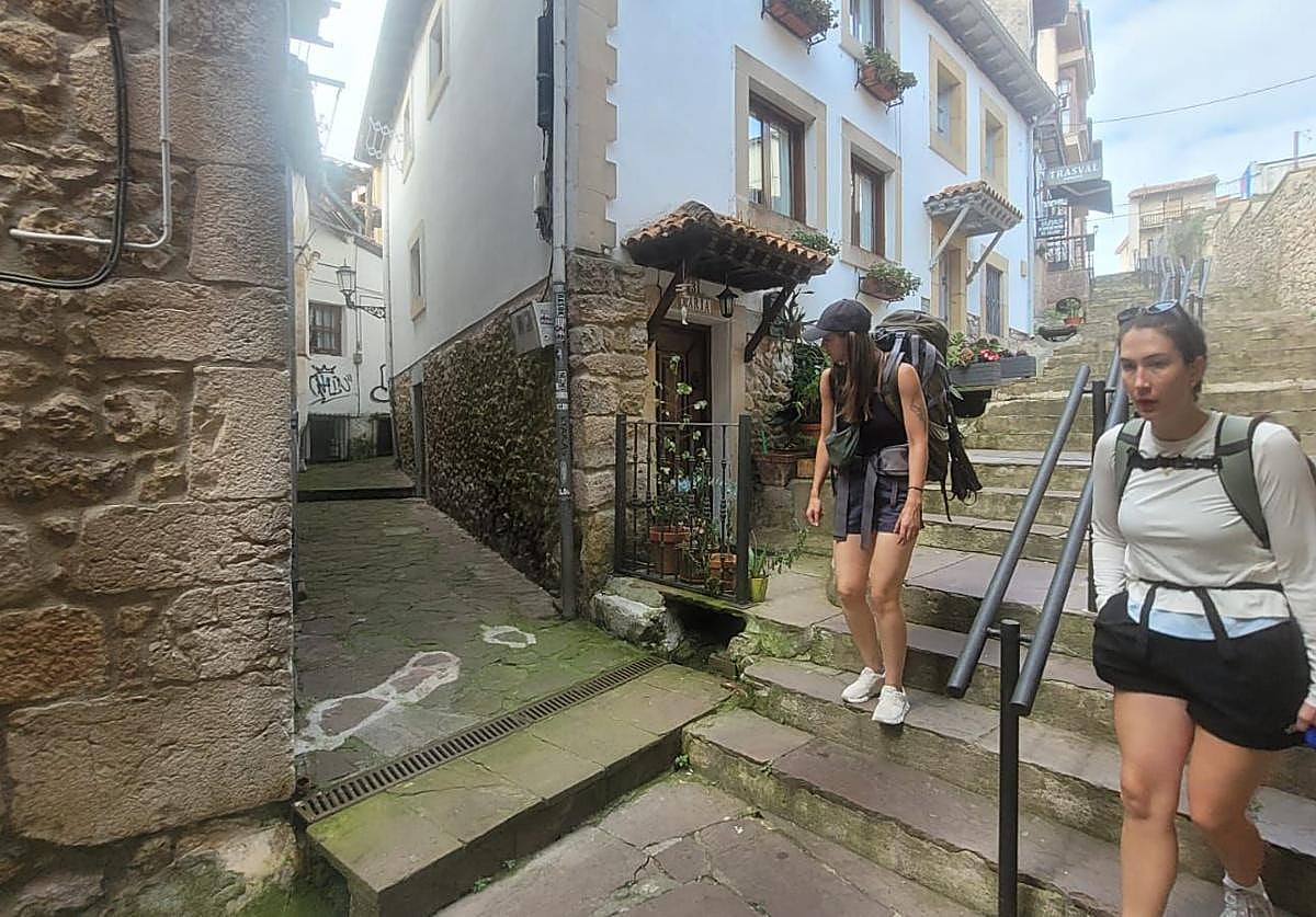 Unas turistas bajan por una de las callejuelas con historia que se quieren restaurar.