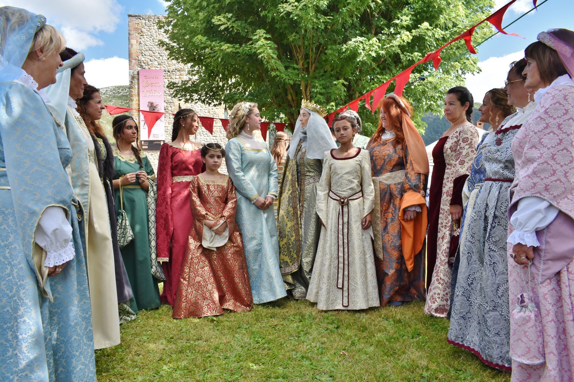 La Reina comparte con Beatriz de Portugal ante la corte del Condado de Buelna.