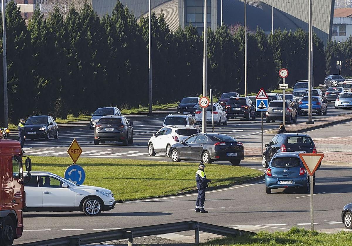 Un agente de movilidad de la Policía Local controla el tráfico en la rotonda de Nueva Montaña.