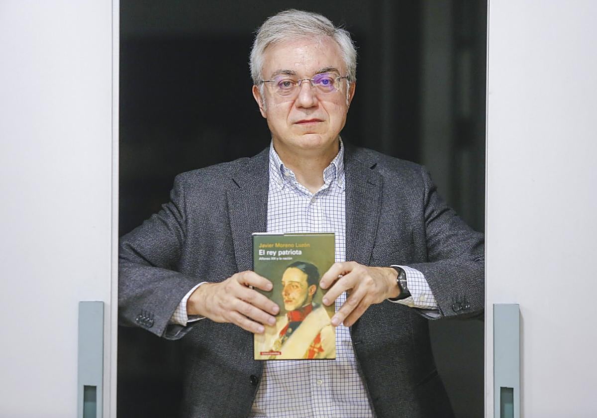 Javier Moreno Luzón con el libro por el que recibió el Premio Nacional de Historia.