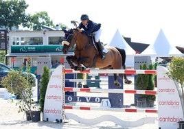 Álvaro González de Zárate y Stakkaldato PS, ganadores del Gran Premio Liga Oro Cantabria Deporte sobre obstáculos a 1.50 metros.