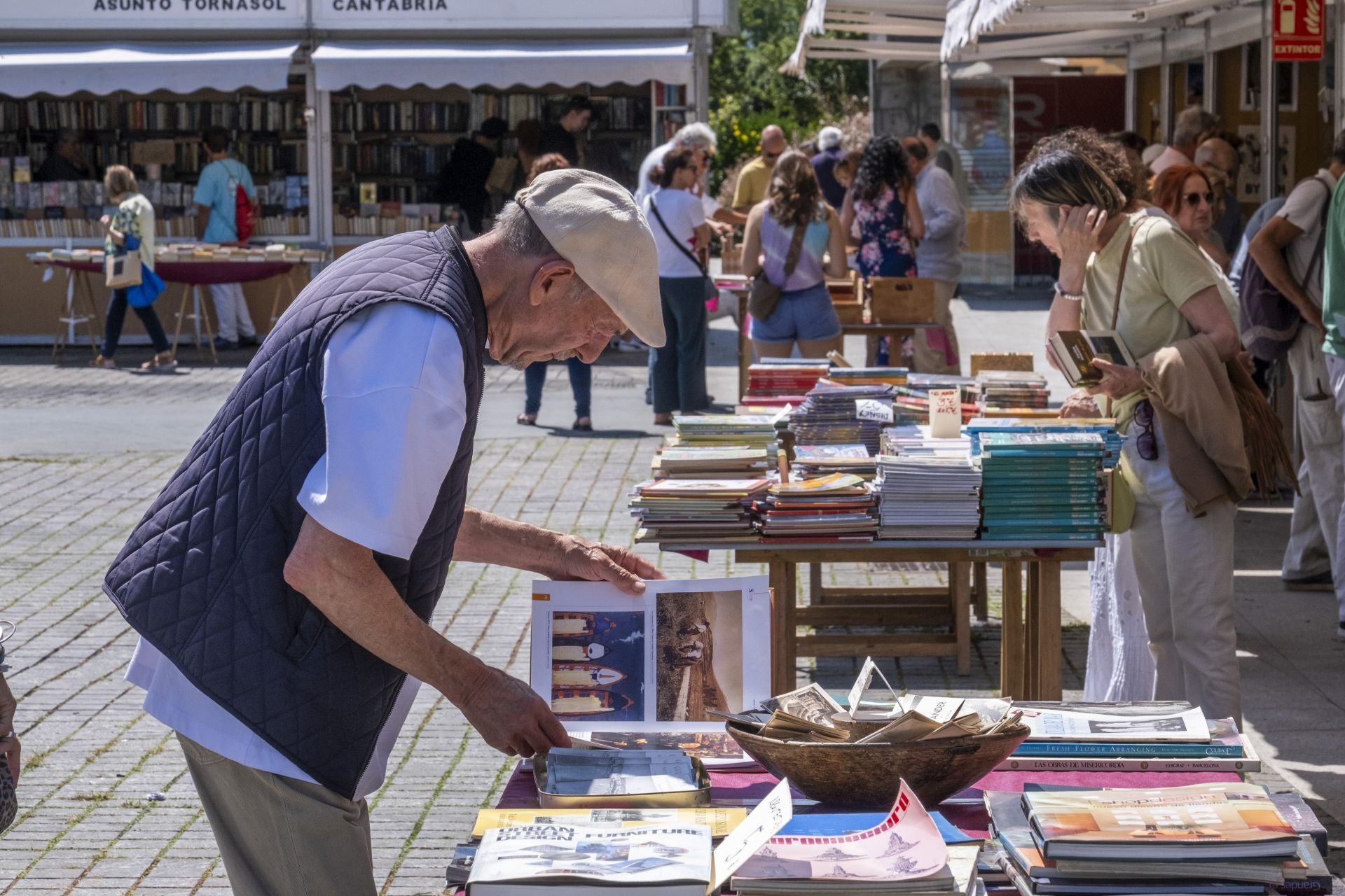 Roberto Orallo es el autor del cartel de este año, y no ha perdido ocasión de echar un ojo a los materiales expuestos.