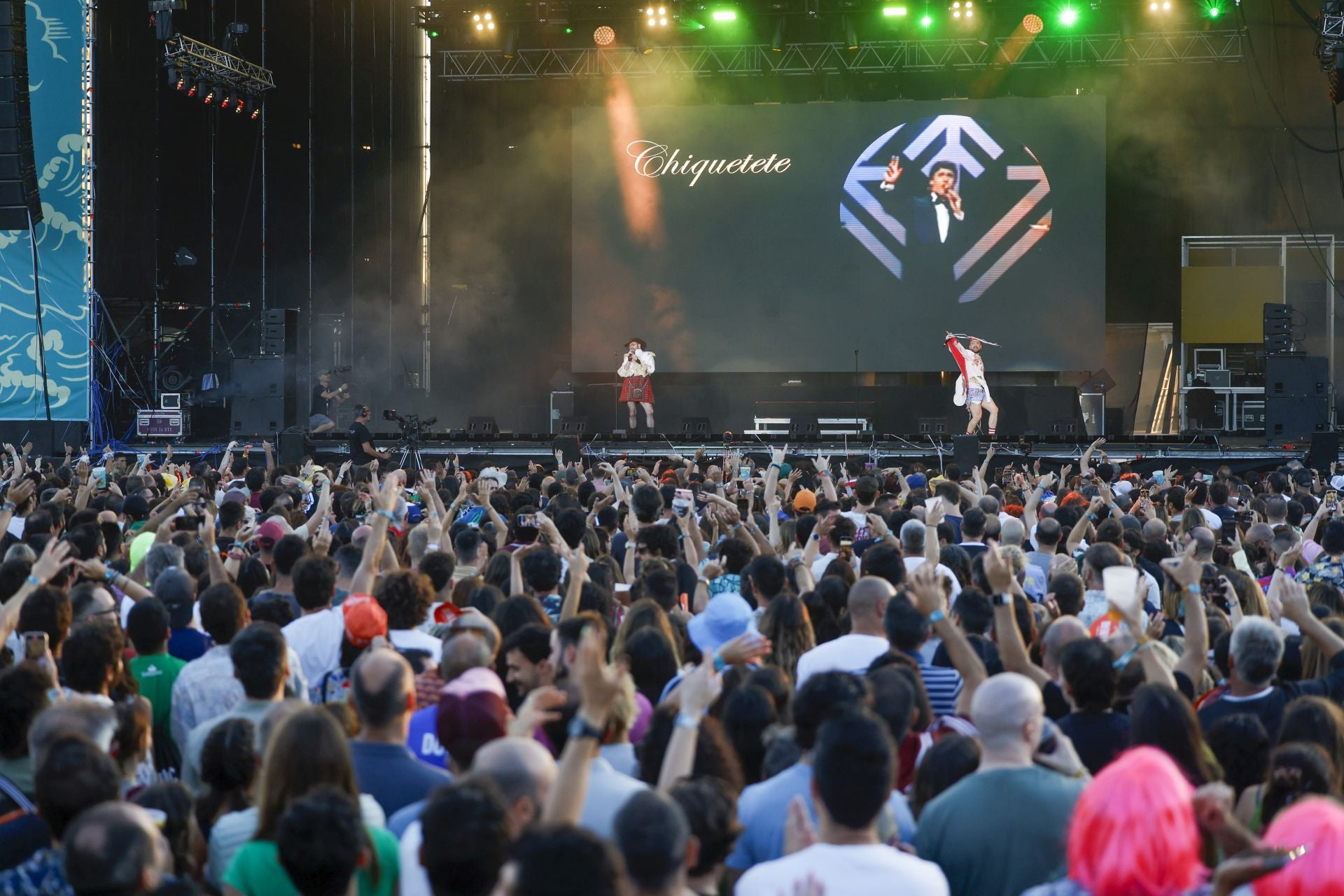 Con cuenta atrás inicial y medley multigeneracional, Carlos Areces y Aníbal Gómez revivieron en la Campa de la Magdalena a Raffaella Carrà, Camilo Sesto y Vicente Fernández