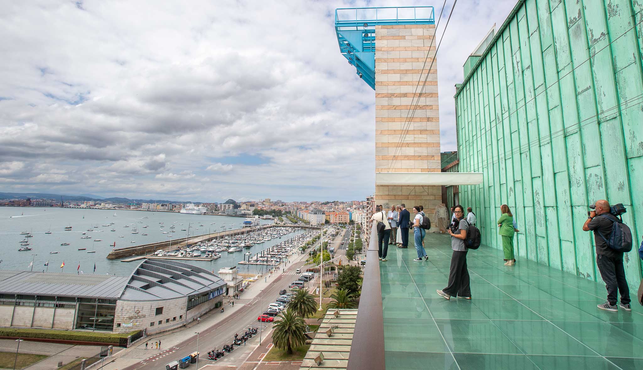 La nueva terraza, con una superficie de 150 metros cuadrados, suelo de vidrio y un toldo, está ubicada sobre el trapecio de la fachada sur del edificio de Oiza.