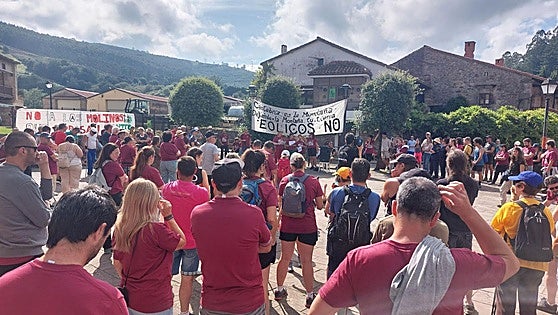 300 personas se concentran en Llanos de Penagos contra un parque eólico que prevé 14 molinos de 200 metros