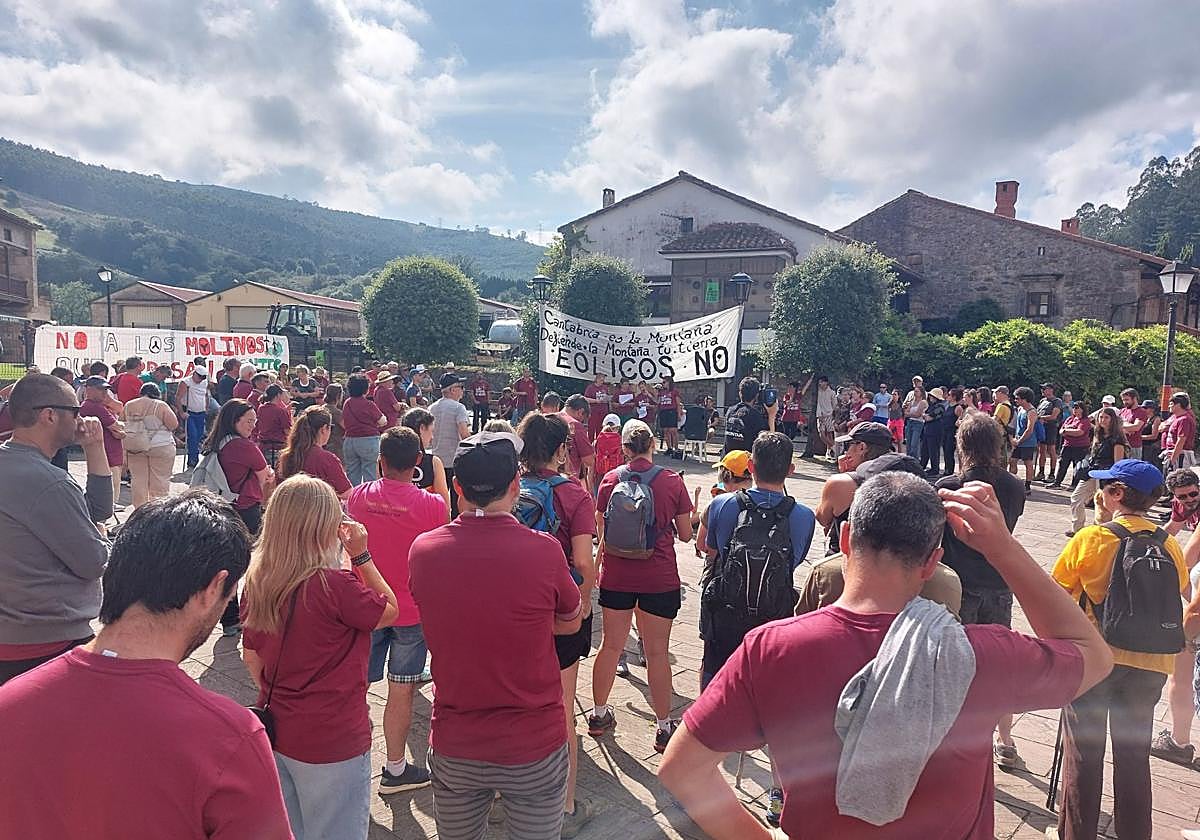 Concentración en la plaza de Llanos de Penagos