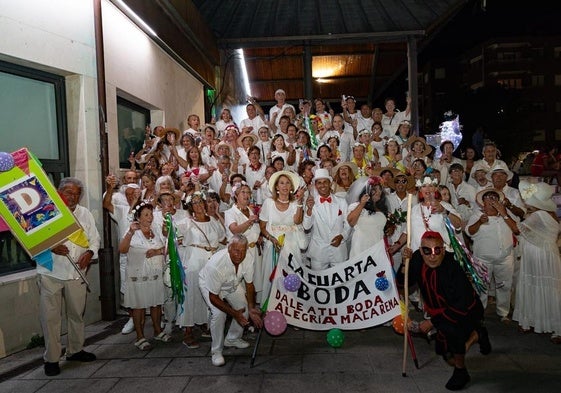 Un grupo que iba ataviado de boda ibicenca, todos de blanco riguroso, fue uno de los más numerosos