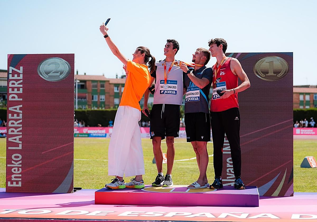 Ruth Beitia se hace un selfi con Eneko Larrea, Álvaro Infante y Pablo Martínez, el podio en salto de altura masculino.