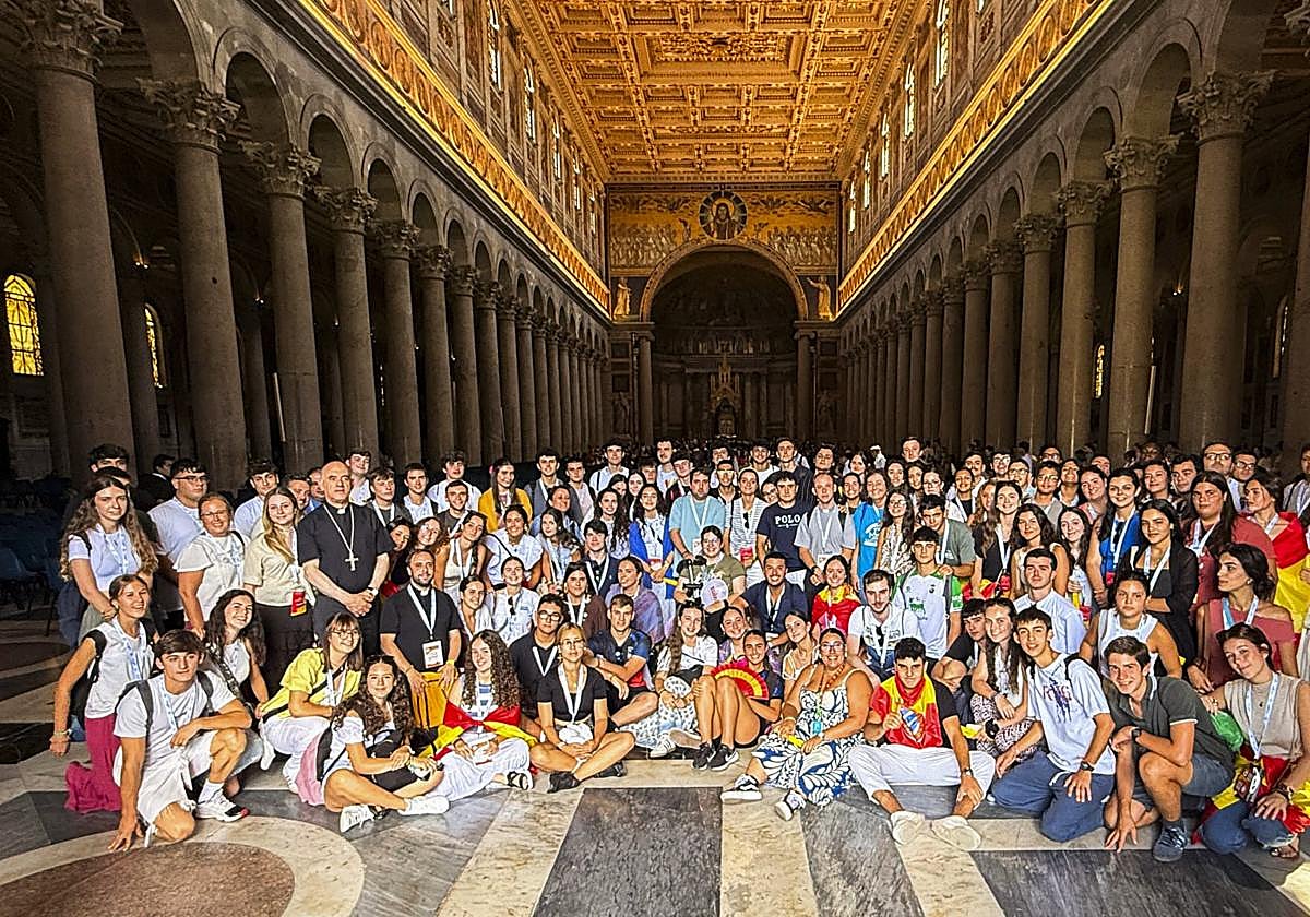Los jóvenes cántabros, con el Obispo Arturo Ros Murgadas, en la Basílica de San Pablo Extramuros de Roma.