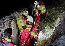 Los bomberos y el equipo de rescate del 112 tuvieron que bajar en camilla al herido por el monte y durante la madrugada.