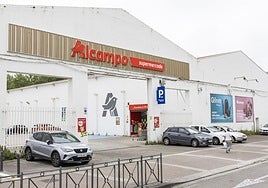 Alcampo ubicado en la avenida Herrera Oria de Santander, que cambiará de modelo.