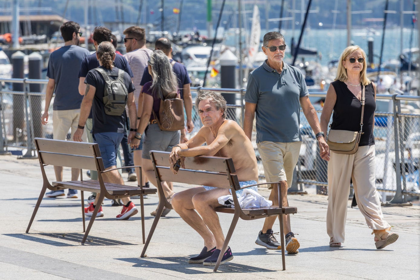 El paseo de Puerto Chico se ha visto lleno de paseantes.