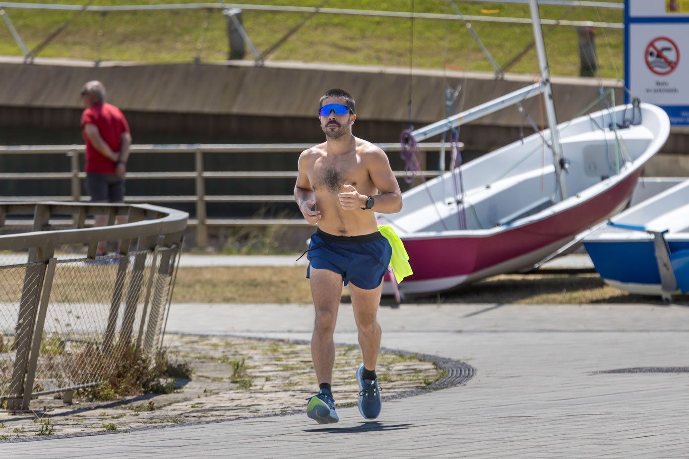 Un hombre practica deporte esta mañana por la zona de Gamazo.