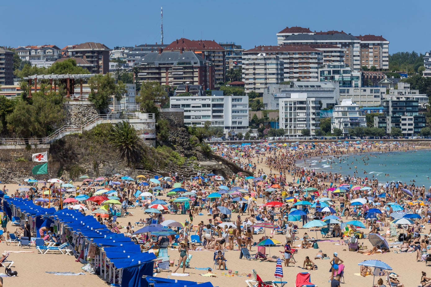 El Sardinero, a rebosar de bañistas y paseantes.
