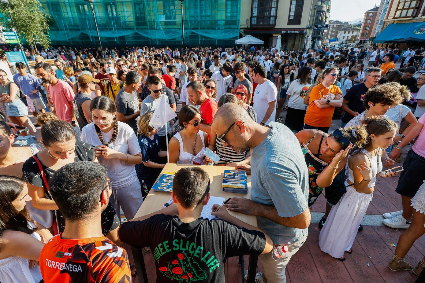 El alcalde de Torrelavega, Javier López Estrada, durante el reparto de camisetas.