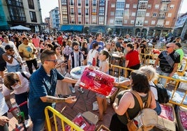 Los peñistas recogen sus camisetas en la plaza Baldomero Iglesias.