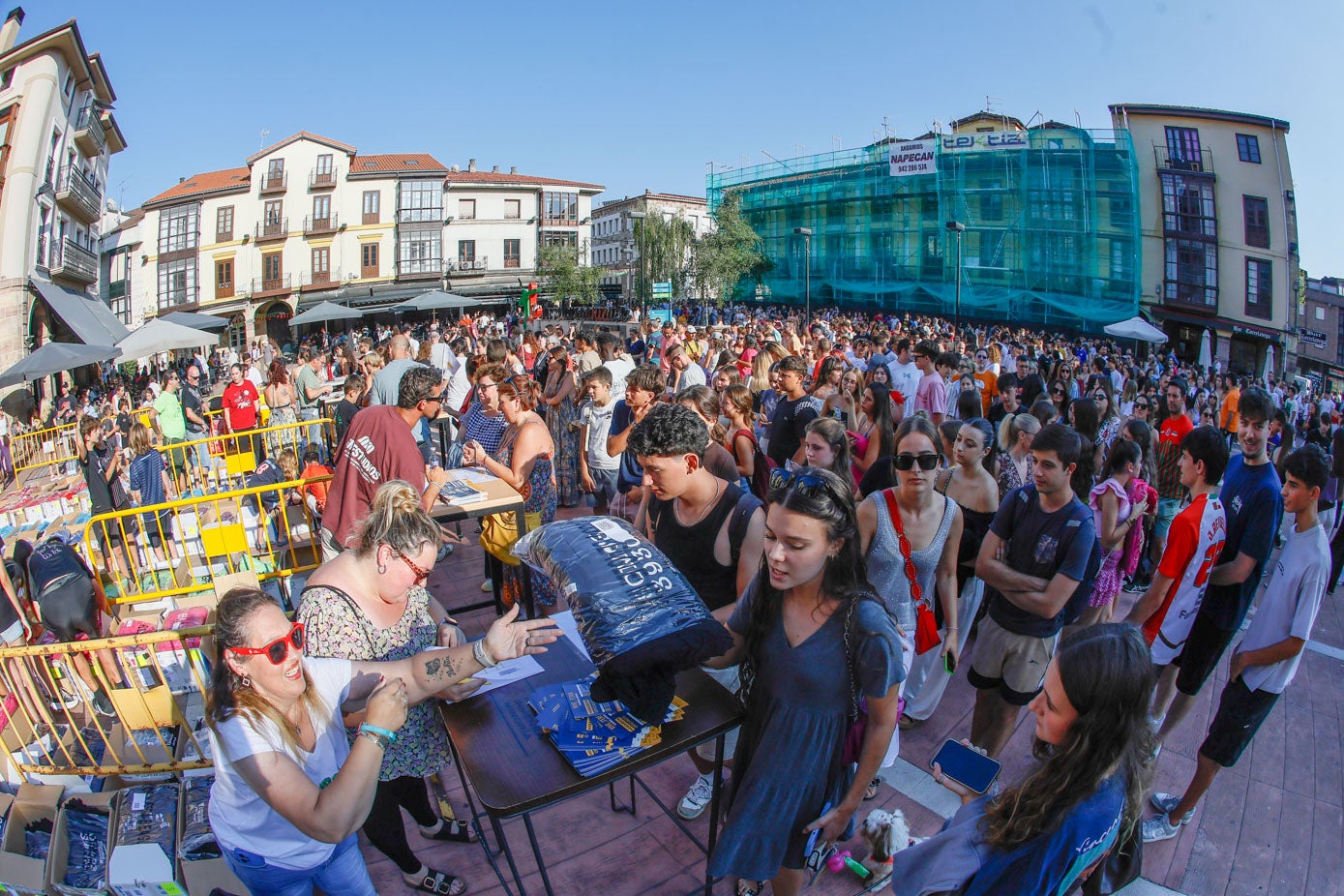El reparto, pese al calor y la afluencia masiva, marca el inicio de la Liga de Peñas Somos39300.