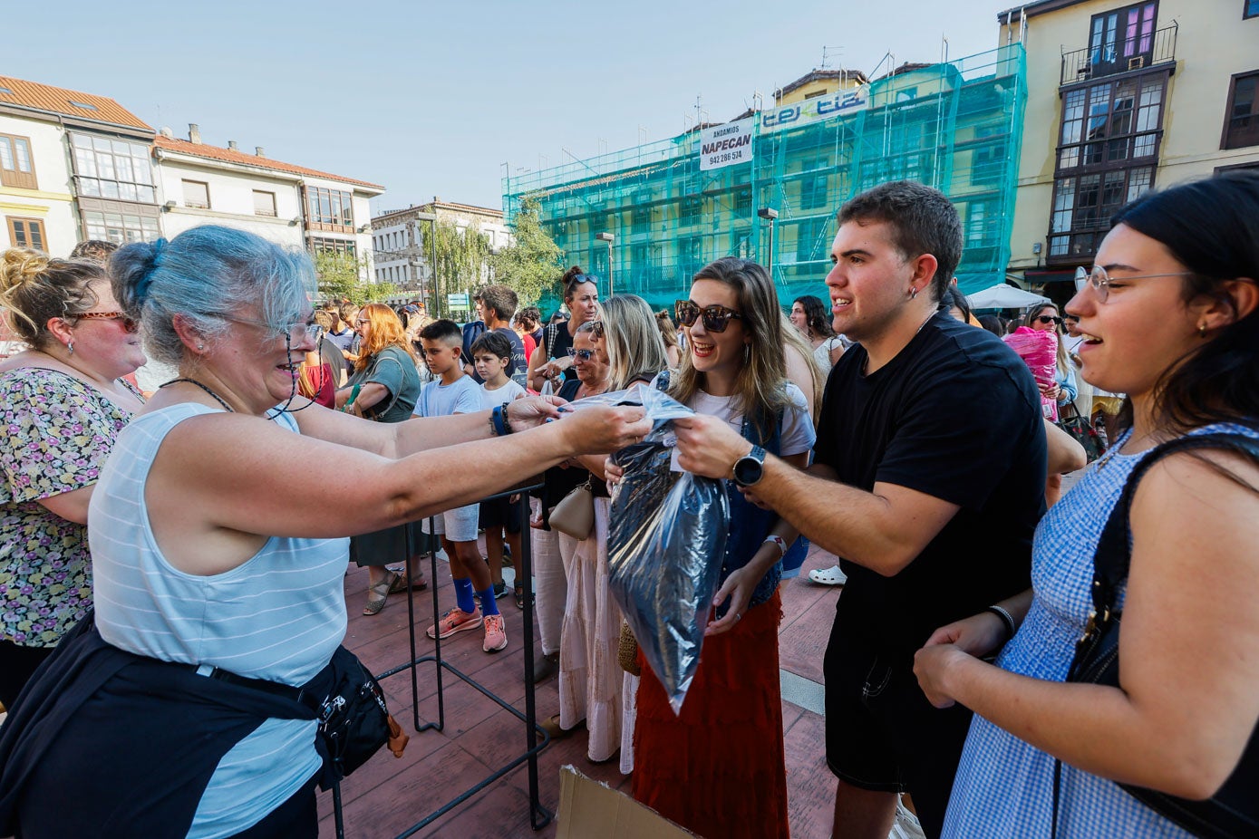 Este año, como novedad, hubo peñistas voluntarios para repartir camisetas.