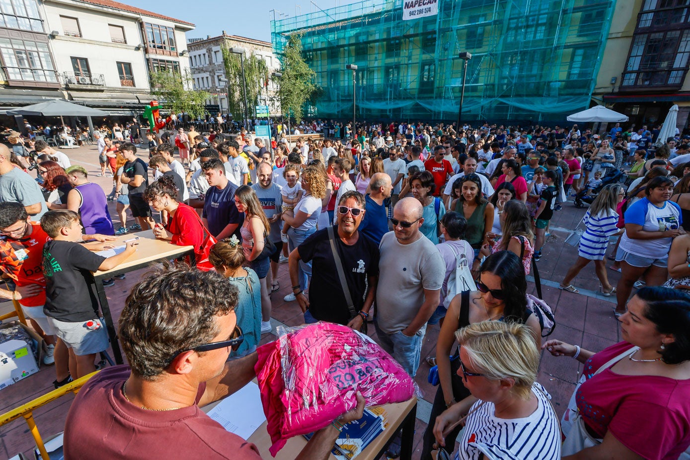El concejal de Juventud, Nacho González, repartiendo camisetas.