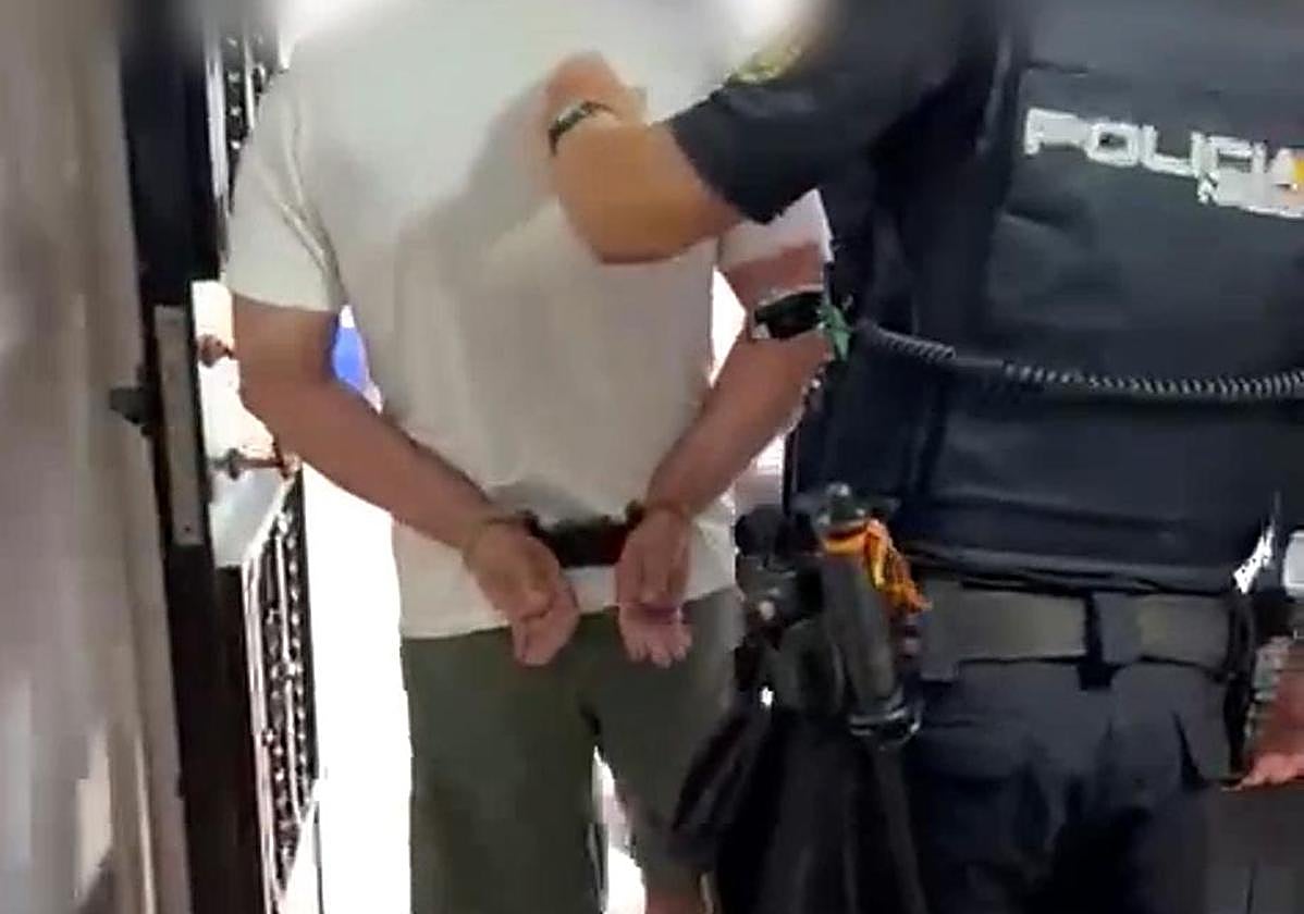 Proceso de detención de un implicado en la banda criminal.