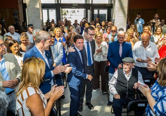 Pedro Casares saluda a su abuelo Vicente, de 95 años, llegado desde Liébana