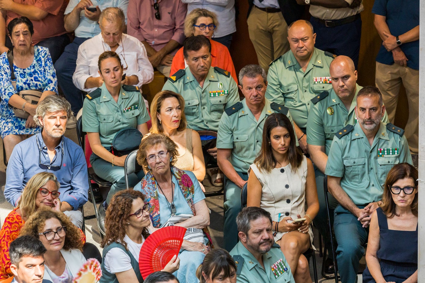 Mandos de la Guardia Civil escuchan el discurso del nuevo delegado