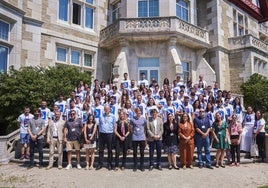 Foto de grupo de los alumnos y profesores del Aula Blas Cabrera, junto con las autoridades de la UIMP.