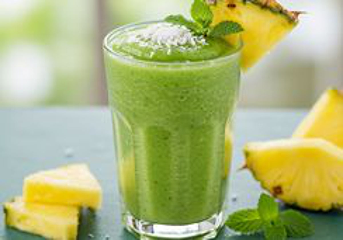 Este batido verde, aliñado con frutas tropicales es una opción de lo más saludable como refrescante bebida estival