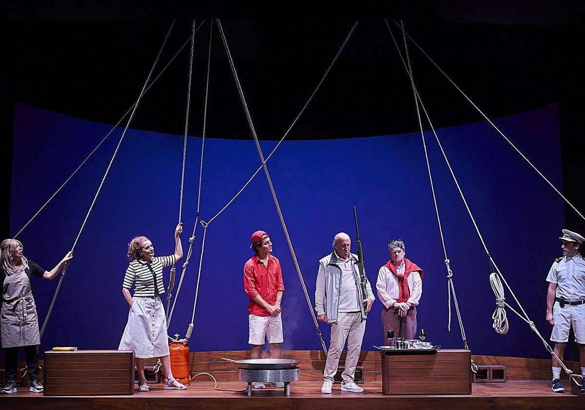 Los seis intérpretes que participan en la obra, que simula la cubierta de un barco.