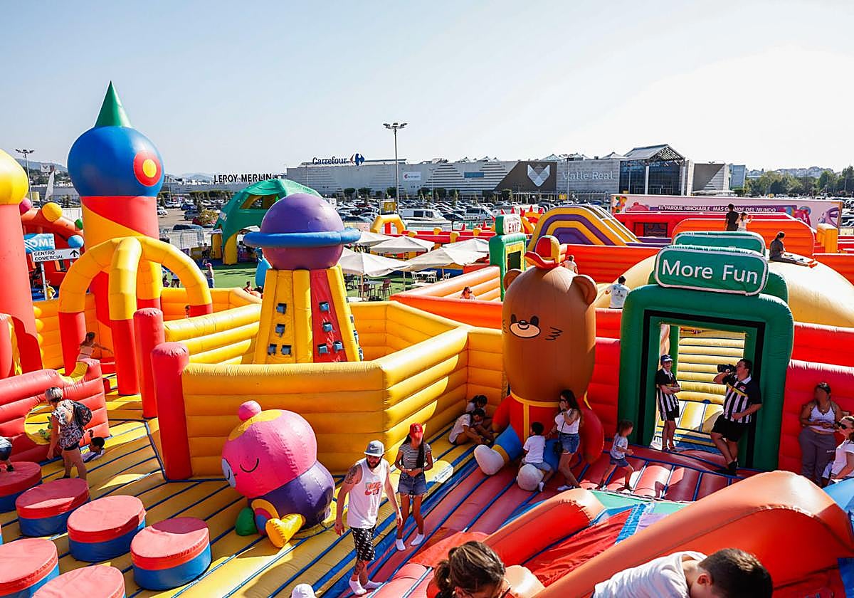 Diversión en Camargo en el parque hinchable más grande del mundo: «Me lo estoy pasando pipa»