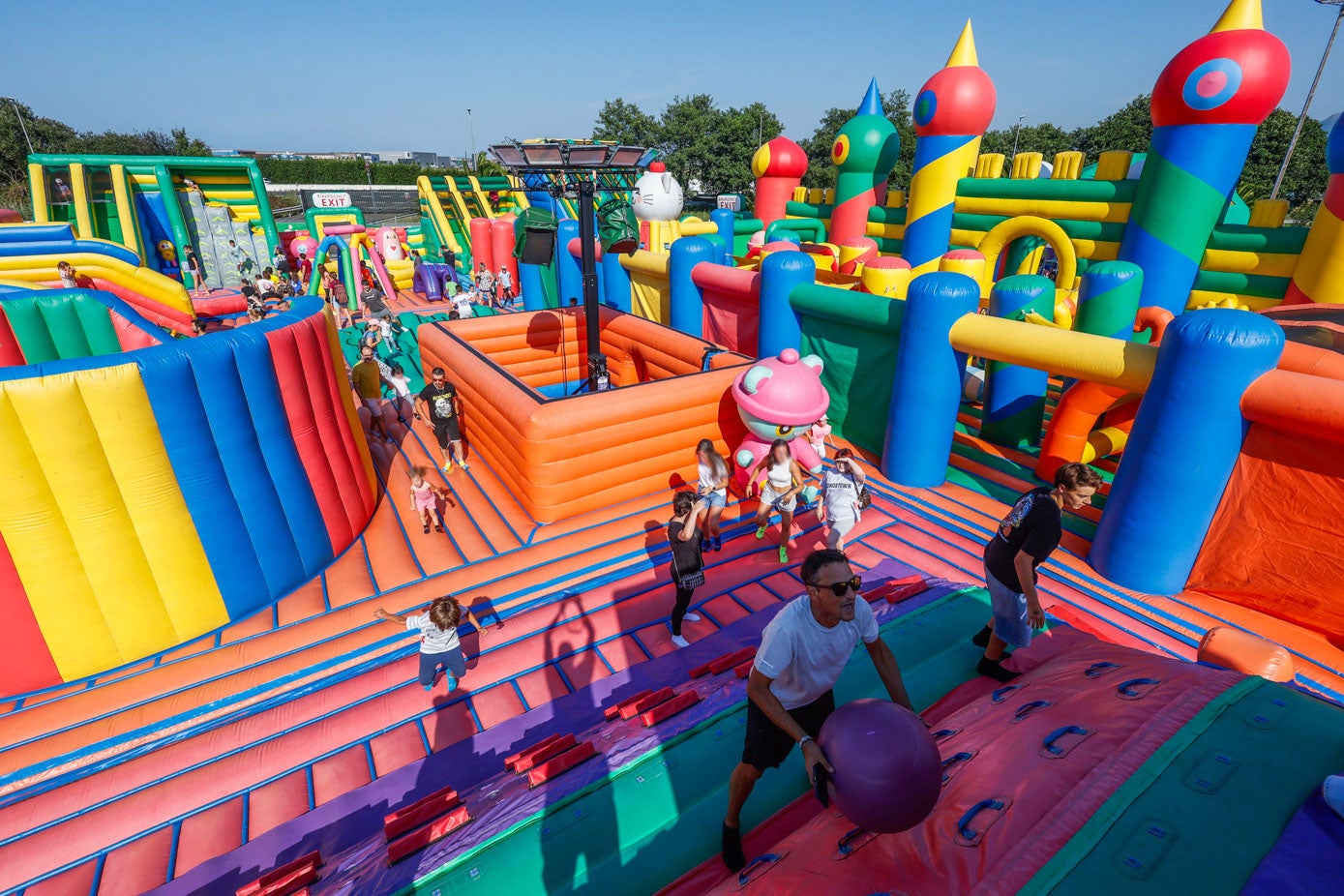 Calor, movimiento, juegos y alegría en el parque hinchable de Camargo