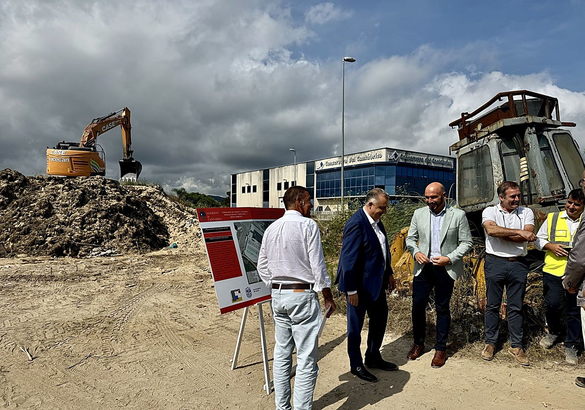 Las autoridades dan los detalles de la ejecución en la parcela que acogerá el punto limpio.