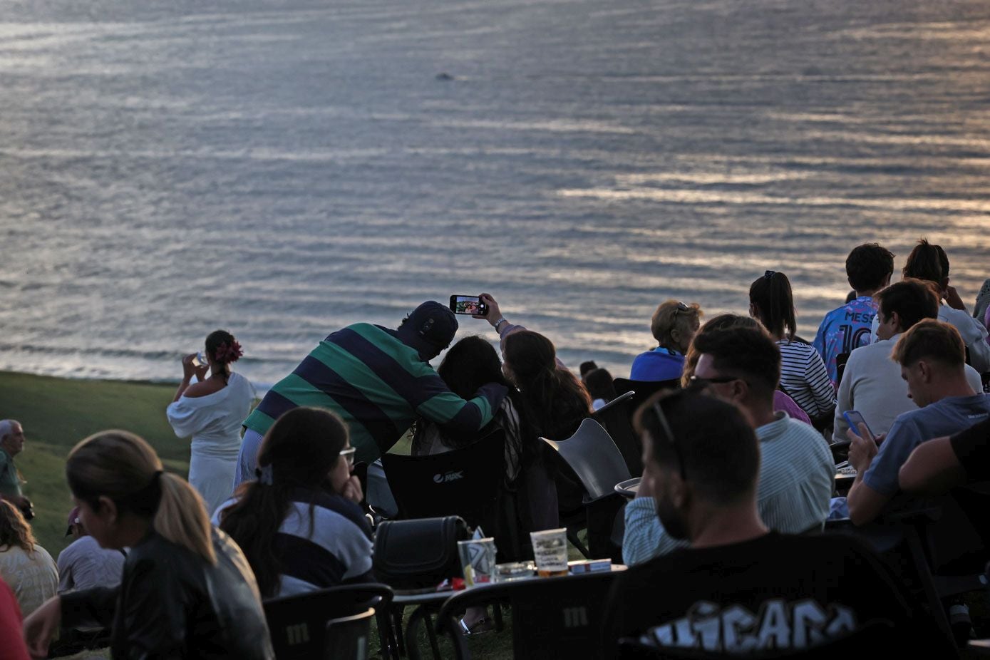 Familias, amigos y parejas acuden cada día a Gerra para disfrutar de la puesta del sol.