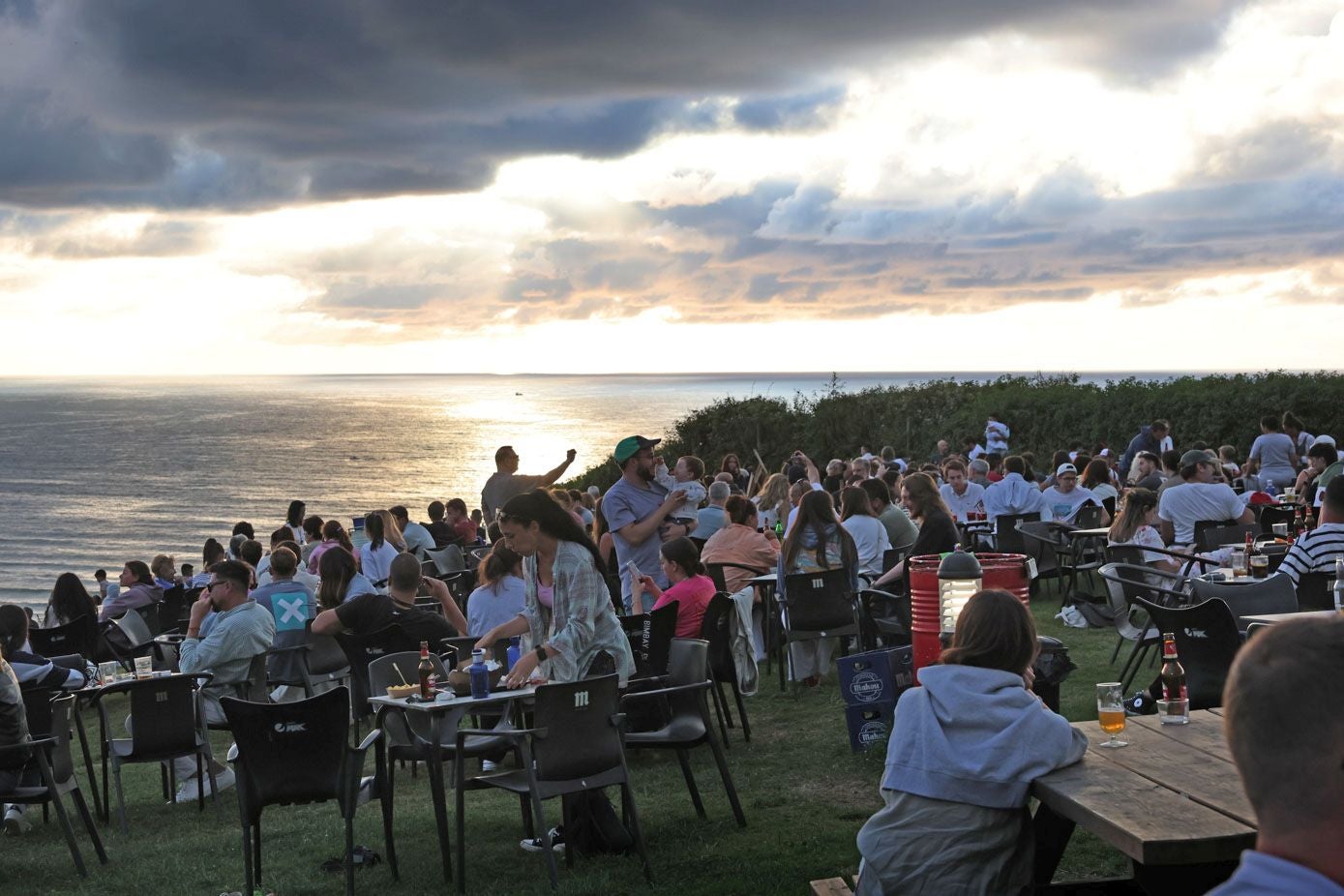 Una gran multitud de personas acude cada día a Gerra para ver el atardecer.