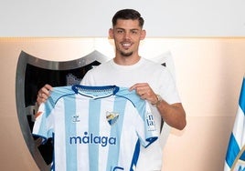 Javi Montero, con la camiseta del Málaga, su nuevo equipo, tras desvincularse del Racing.