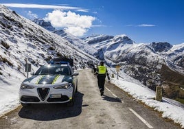 Un guardia civil camina por el punto de la carretera donde los jóvenes sufrieron el accidente.