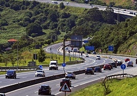 Imagen del panel informativo situado a la salida de Sámano en el que se informe del control de velocidad en tramo limitado a 100 km/h.