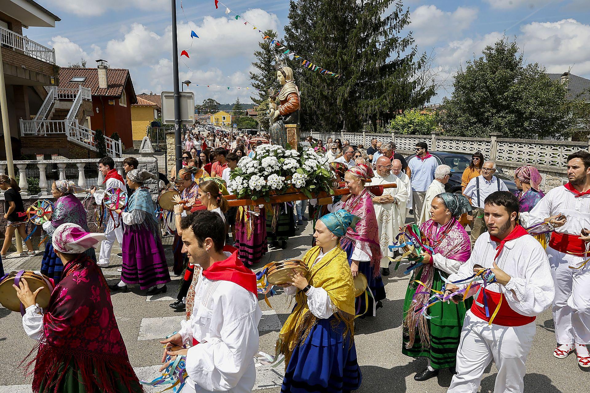 Jovenes y mayores se unieron para demostrar un año más su devoción a su patrona.