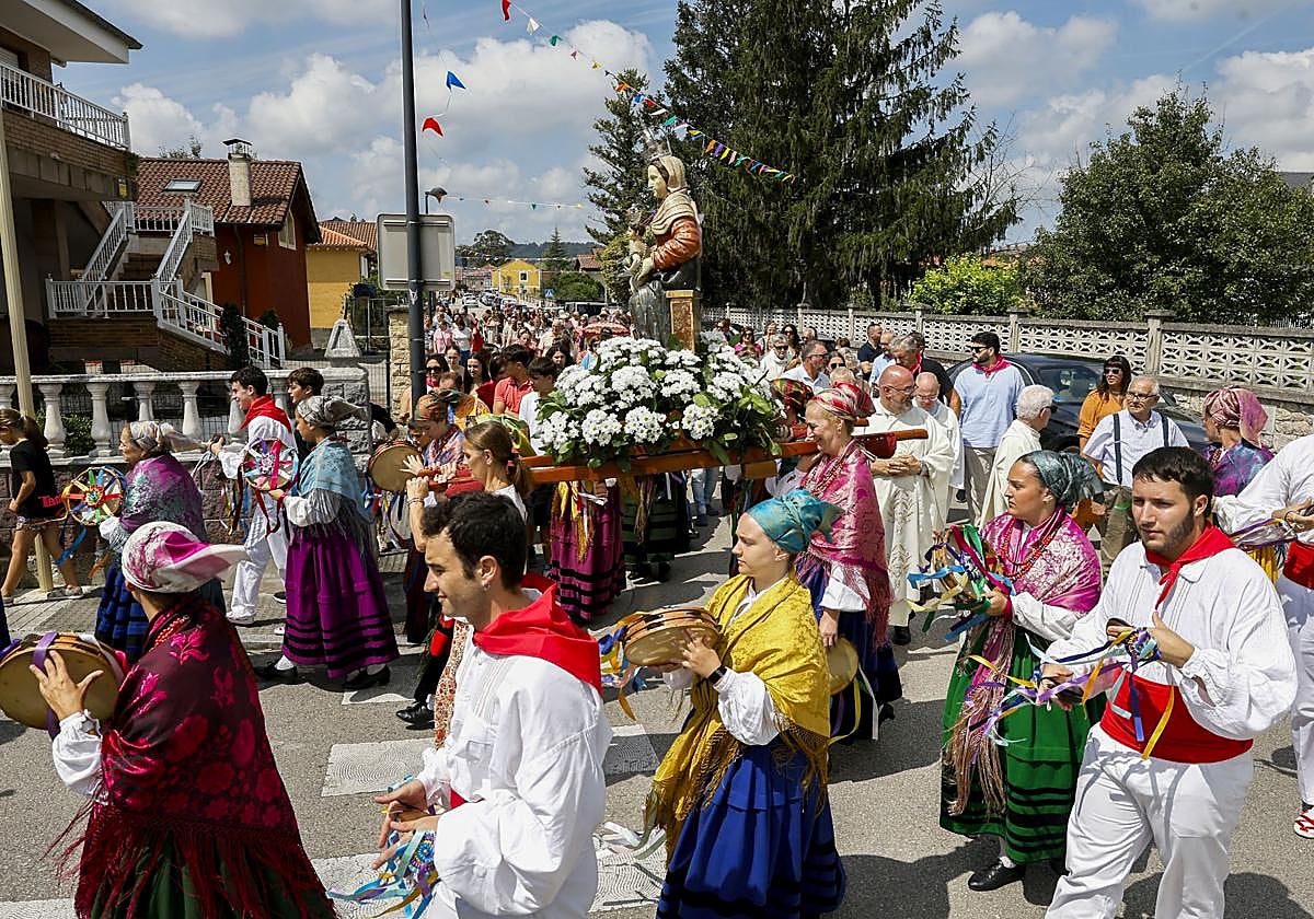 Un año más, la Virgen de las Nieves congregó a cientos de personas en Tanos.