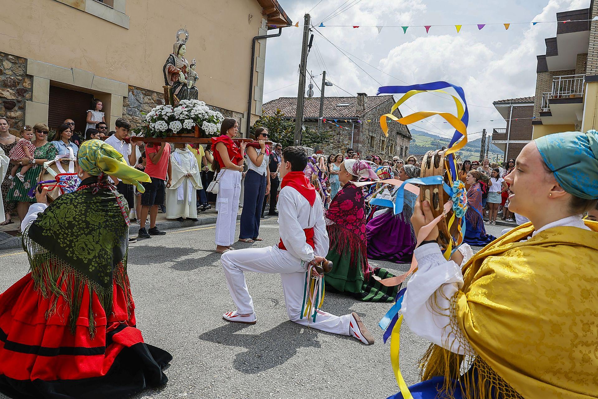 Honor y respeto a la Virgen de las Nieves en las calles del municipio cántabro.