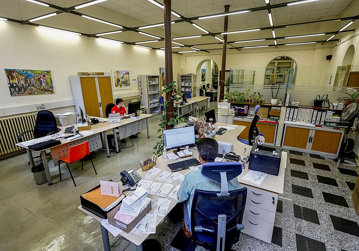Oficina de Recaudación actual, ayer, en el Bulevar Demetrio Herrero de Torrelavega.