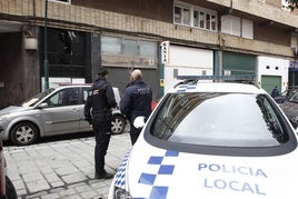 Agentes de la Policía Local en las calles de Torrelavega.