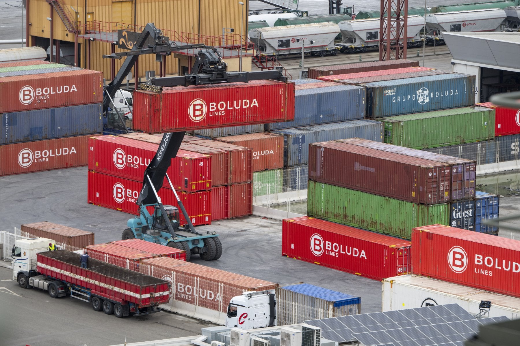 Trabajos con contenedores en la Terminal de Boluda en el Puerto de Santander.
