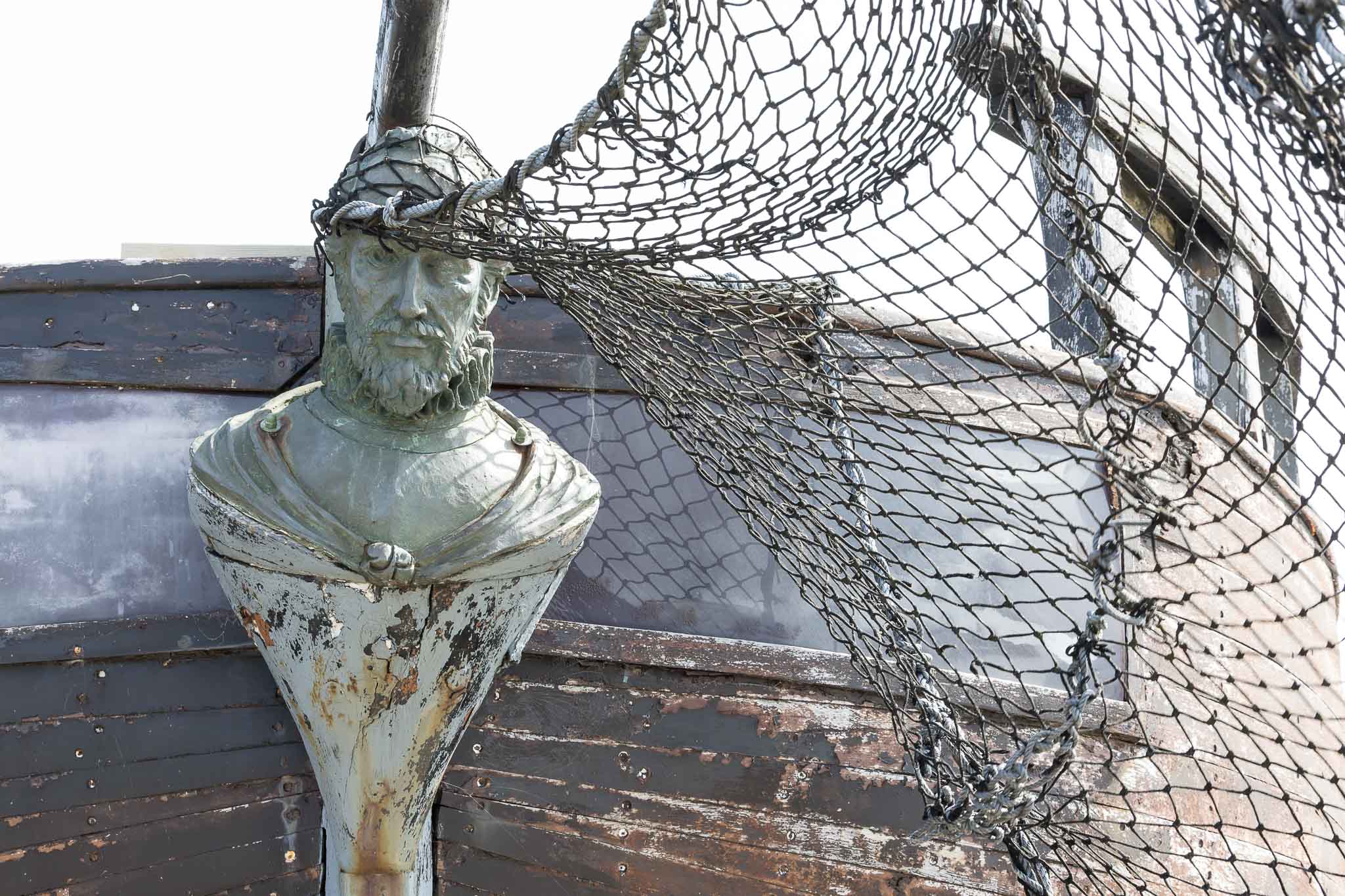 Los detalles también están deteriorados y el ócido es ya parte de estos galeones.