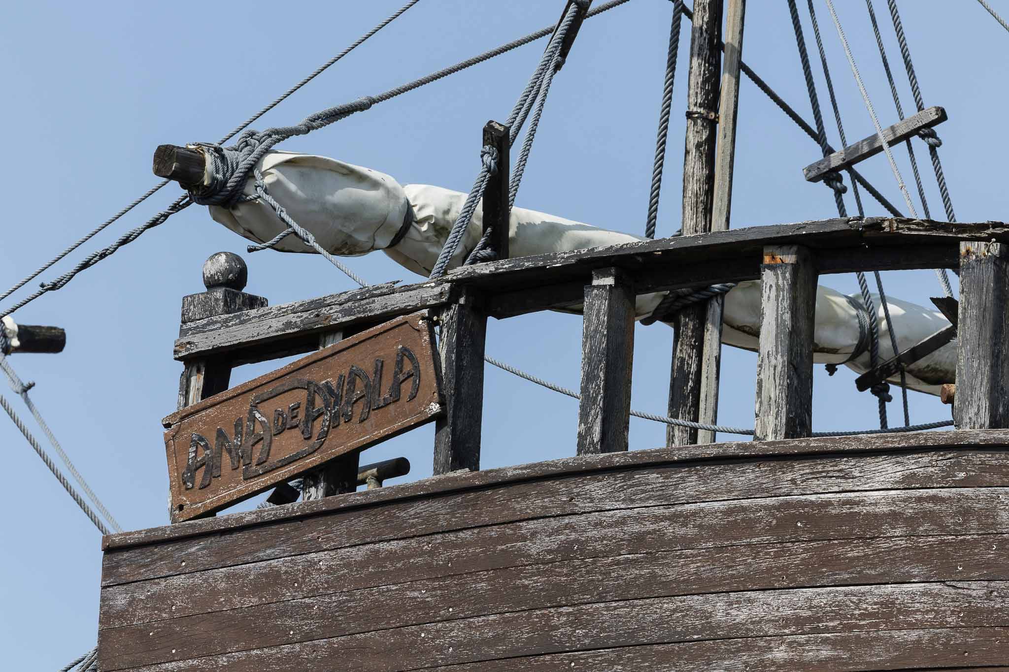 El cartel con el nombre de uno de los barcos, Ana de Ayala, se lee con dificultad por el estado de la madera.