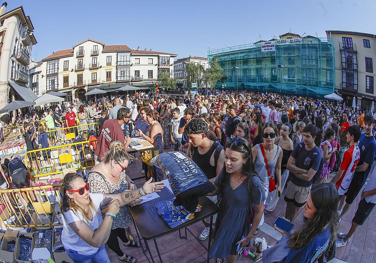 La entrega de las camisetas a las peñas, protagonistas estos días en Torrelavega.
