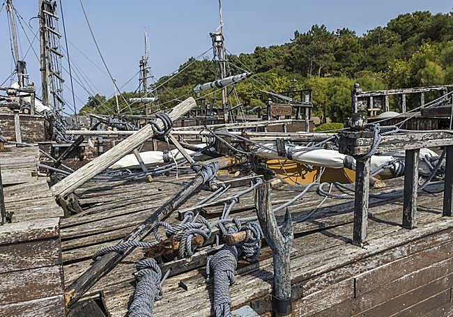Algunas piezas, como mástiles, están rotos y caídos.